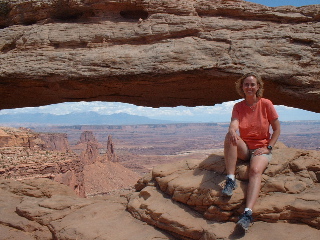 Nieka in front of Mesa Arch